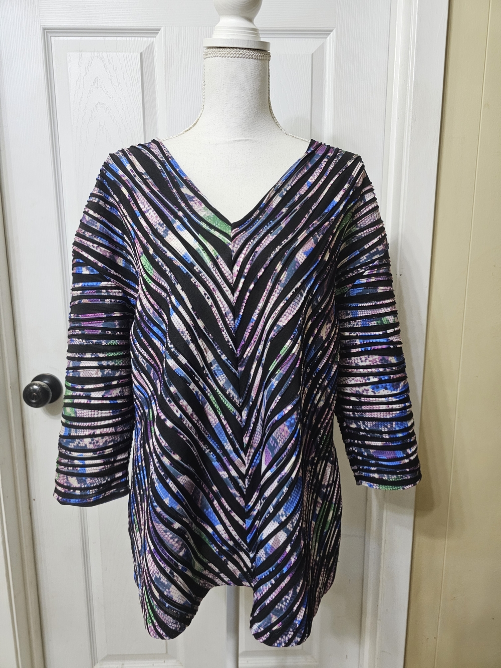 Dana Buchman Black and White V-Neck Striped Top
